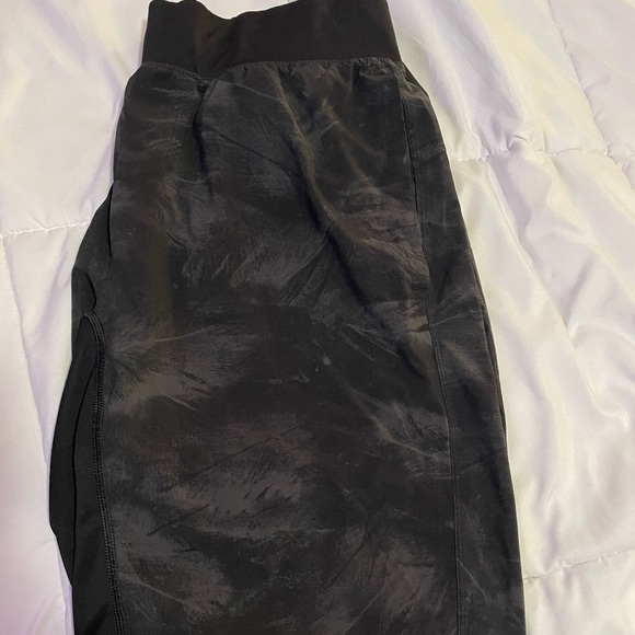 Lululemon T.H.E 11in shorts size L - Picture 2 of 2